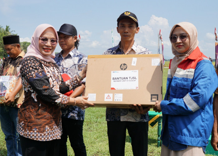 TMMD Gintungreja, Kilang Cilacap Serahkan Bantuan Perangkat Komputer
