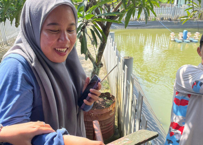 Handphone Warga Jatuh ke Kolam, Minta Bantuan Damkar Cilacap