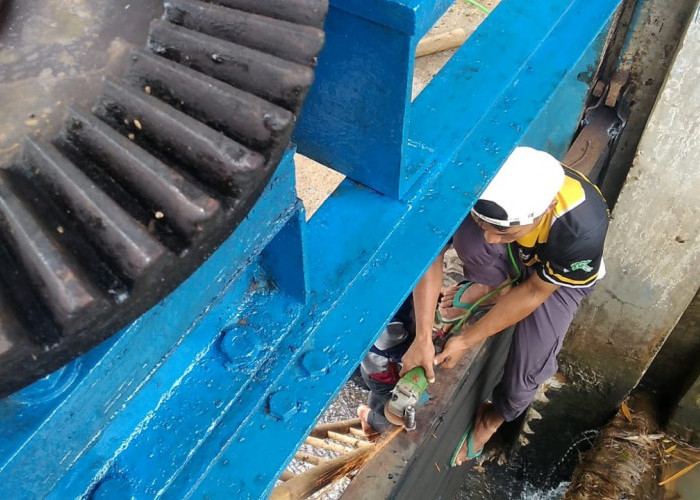  Pintu Penguras Bendung Julang Jebol