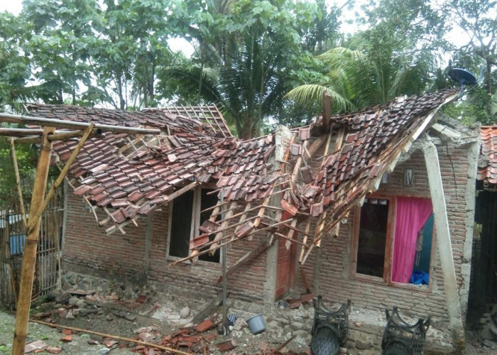Hujan Angin, Atap Rumah Warga di Cimanggu, Cilacap Rusak