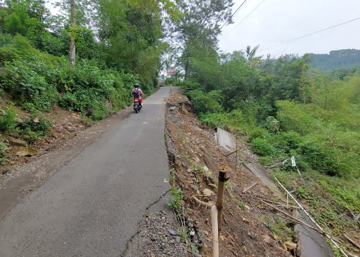 Warga Desak Perbaikan Jalan Longsor di Desa Clapar Karanggayam, DPUPR Kebumen Siapkan Penanganan