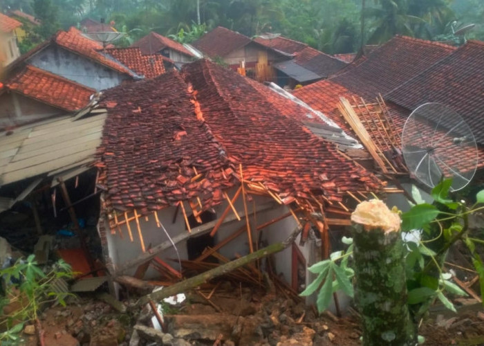 Hujan Deras, Talud Longsor di Desa Cilangkap Timpa Tiga Rumah 