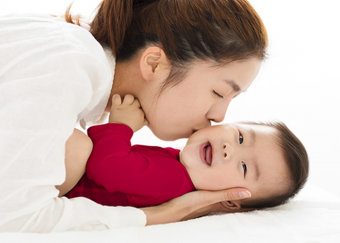 6 Dampak Bahaya Mencium Bayi Sembarangan, Orang Tua Wajib Tahu!