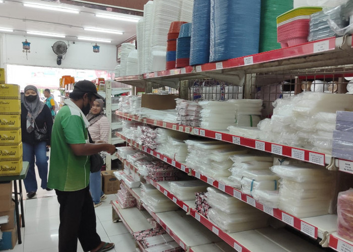 Harga Kemasan Plastik di Purbalingga Naik hingga 100 Persen, Omzet Toko Turun 50 Persen, UMKM Ikut Tertekan
