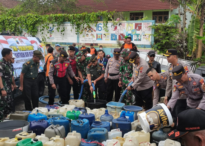 Krisis Air Bersih, TNI Polri Salurkan 12 Ribu Air Beraih di Desa Aribaya Banjarnegara 