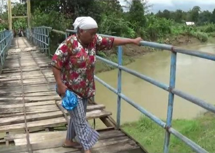 Jembatan Penghubung Dua Desa di Kecamatan Bantarsari Cilacap Rusak Parah