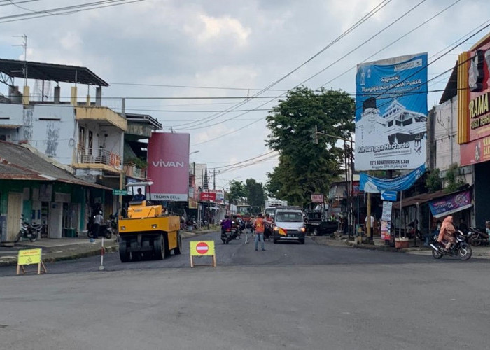 Pengaspalan Jalan Gatot Subroto Rampung Hari Ini, Pengguna Kendaraan Diminta Melintas di Jalan Yos Sudarso