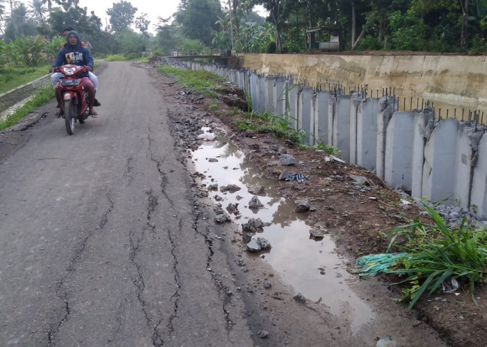 Jalan Kabupaten Rusak Imbas Proyek Parapet Sungai Angin