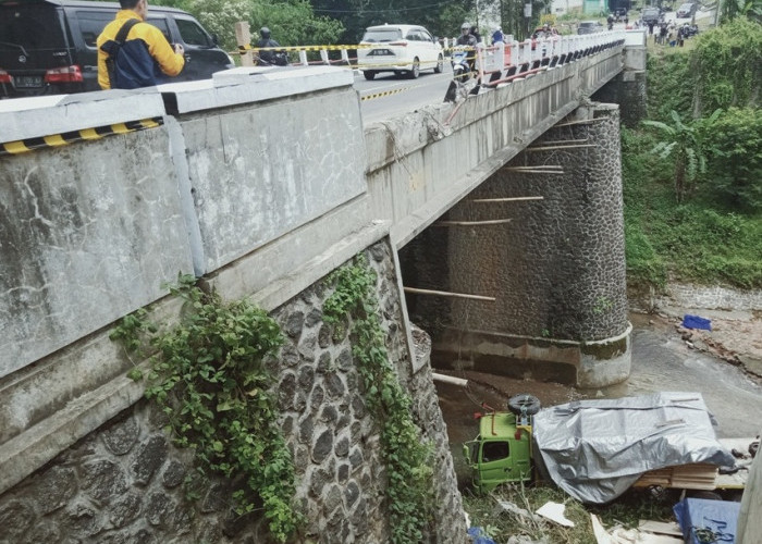 Astaga, Truk Tronton Terjun ke Sungai Glagah di Jalur Purwokerto - Tegal, Sopir Asal Purbalingga Selamat 