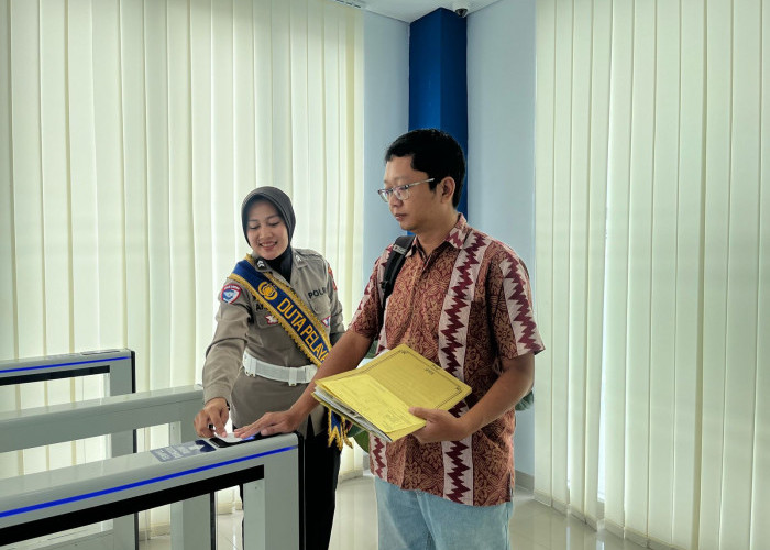 Duta Pelayanan BPKB Satlantas Polresta Cilacap Tunjukkan Sikap Humanis, Bantu Pemohon yang Kesulitan
