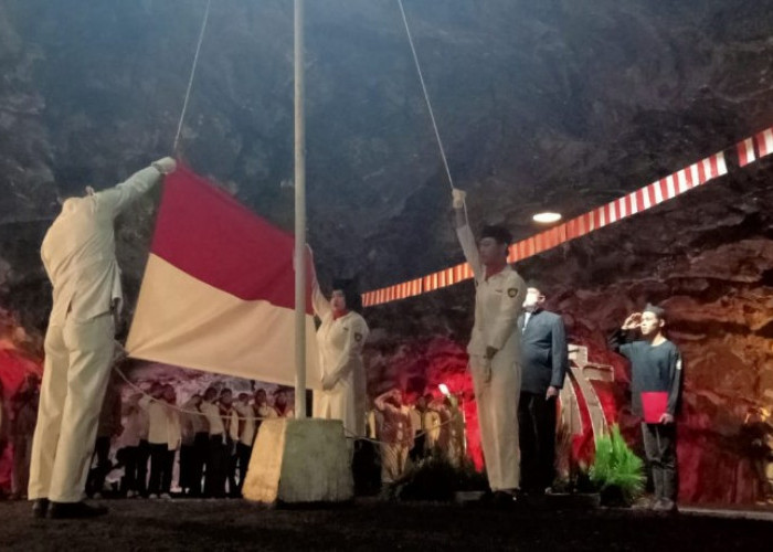 Unik, Upacara Bendera HUT Kemerdekaan ke-77 RI di Goa Lawa Purbalingga 