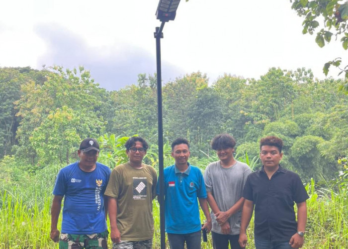 Mahasiswa KKN Universitas Muhammadiyah Purwokerto Kelompok 066 Pasang PJU Tenaga Surya di Desa Kalilangkap