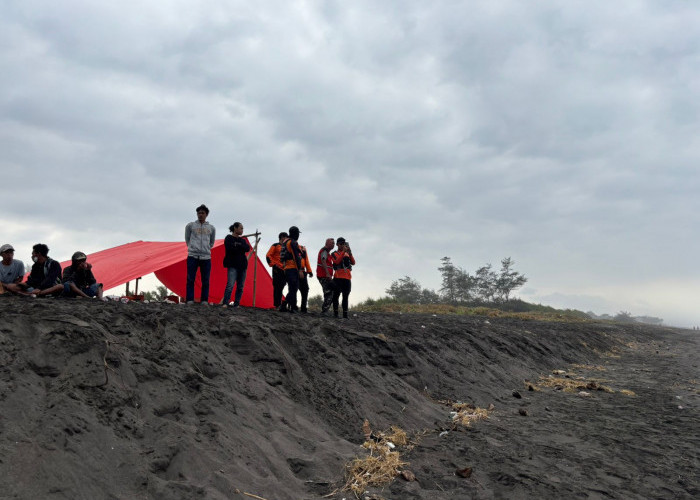BPBD Kebumen Terus Lakukan Pencarian Penjaring Ikan yang Digulung Ombak Pantai Selatan