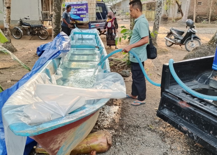 Perahu Tampung Air Bersih Warga Nusadadi, Kebutuhan Warga Meningkat Saat Kemarau Melanda Sumpiuh Banyumas