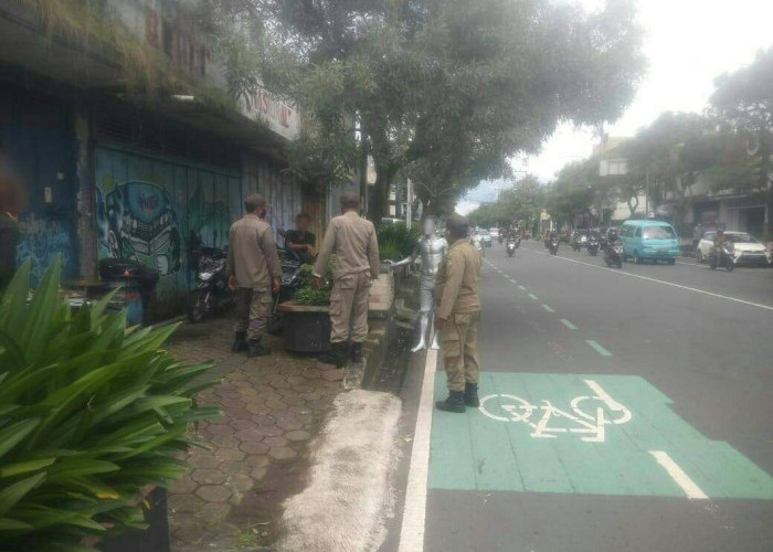 Satpol PP Banyumas Tertibkan Manusia Silver Dan Pengamen Kentongan di Purwokerto, Hanya Teguran dan Pembinaan 