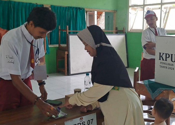 Unik, Petugas di Salah Satu TPS di Patikrja Anak-anak Sekolah Dasar