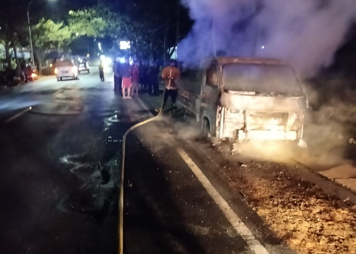 Minibus Terbakar di Danaraja Banyumas, Diduga Korsleting Listrik, Kerugian Capai Rp130 Juta