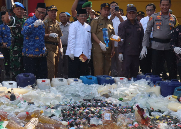 Polresta Banyumas Musnahkan 4.300 Liter Ciu dan Ribuan Botol Miras Berikut Knalpot Brong