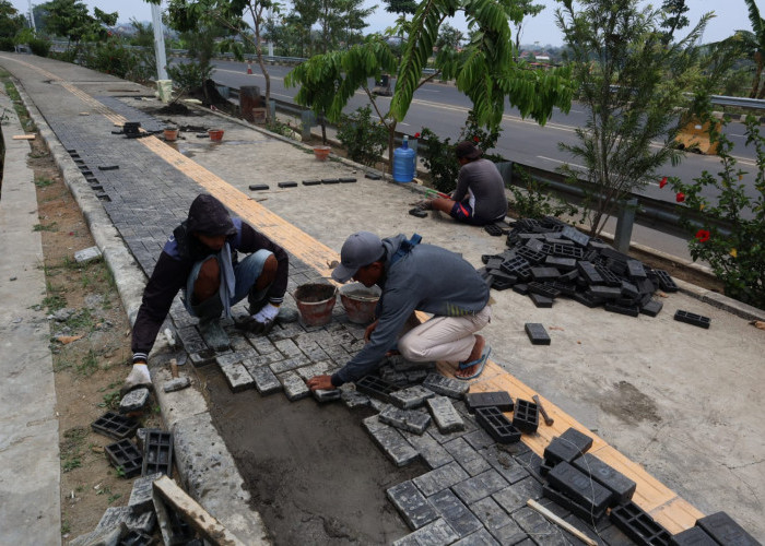 Trotoar di Kawasan Jalan Bung Karno Ditata, DPU Pasang Paving Blok Plastik