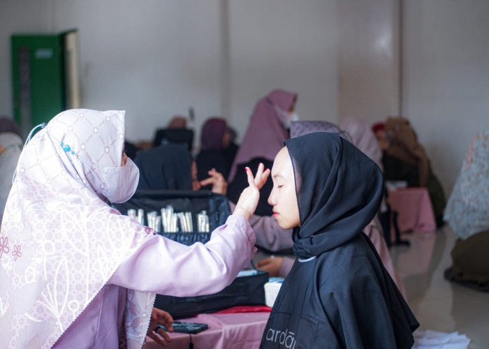 Paragon Beri Pelatihan Make Up Santriwati, Peringati Hari Ibu di Ponpes Nurul Huda