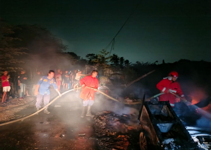 Kios Kosong Terbakar di Kediri Karanglewas, Korsleting Listrik Memicu Api Sabtu Malam di Banyumas