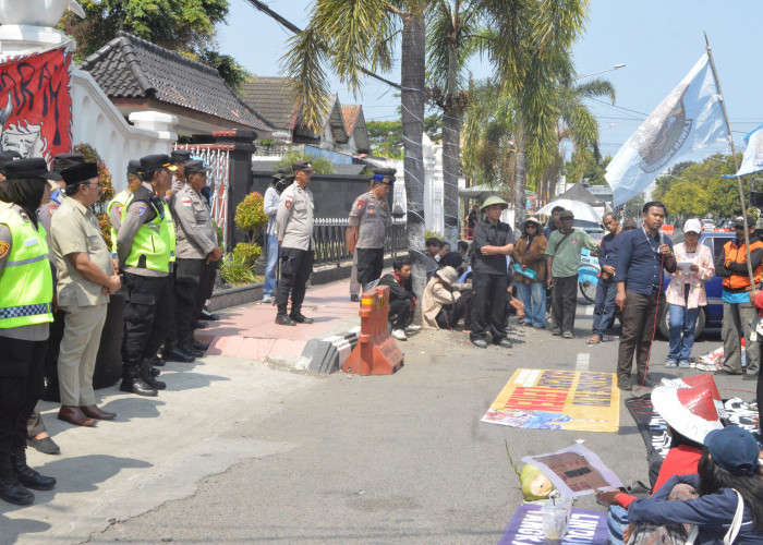 Puluhan Warga Datangi Gedung DPRD Cilacap, Sampaikan 15 Tuntutan Tentang Lahan hingga Lingkungan 