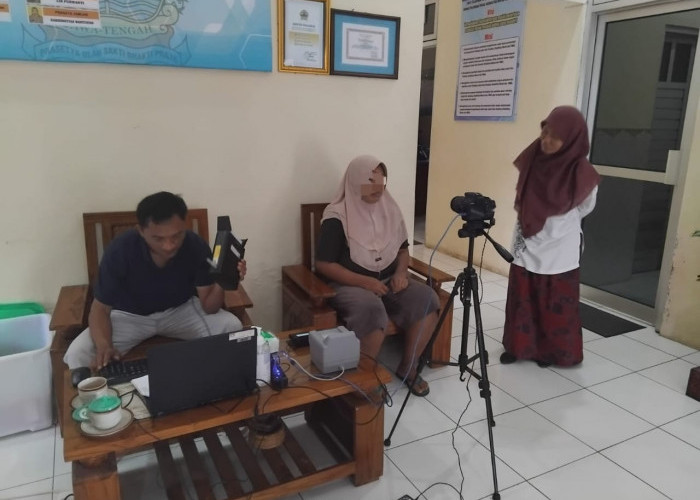 Petugas Disdukcapil Cilacap Datangi Desa untuk Rekam e-KTP ODGJ