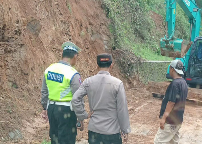 Tebing Setinggi 5 Meter di Krumput Longsor, Pembersihan Material Gunakan Alat Berat dan Damkar 