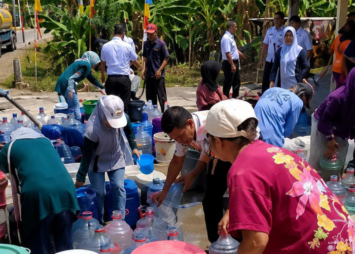 Krisis Air Bersih di Cilacap Meluas, Tiga Tangki Air Disalurkan ke Warga Bojong
