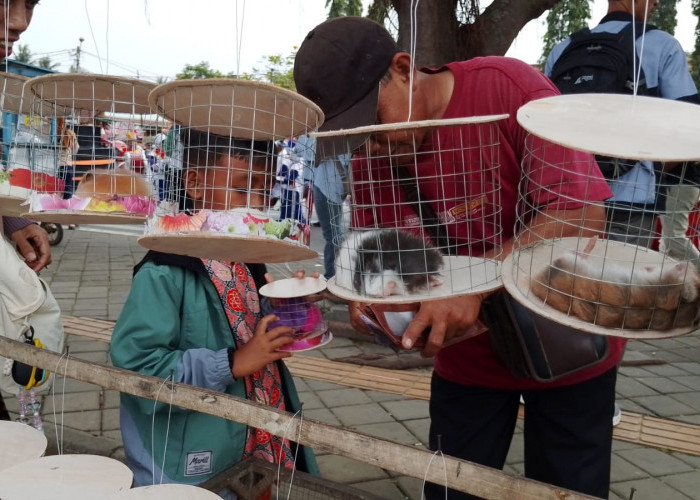 Karnaval Banyumas Kota Lama Dongkrak Dagangan Warga, Pedagang Manfaatkan Ramainya Pengunjung