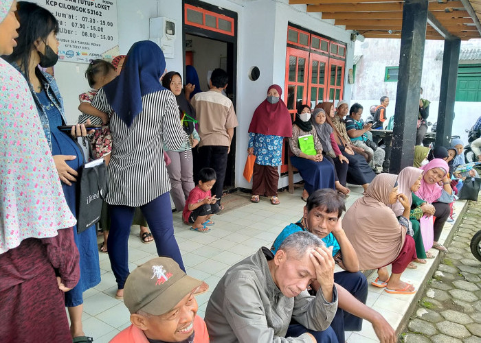 Warga Cilongok Terima Pembagian BPNT