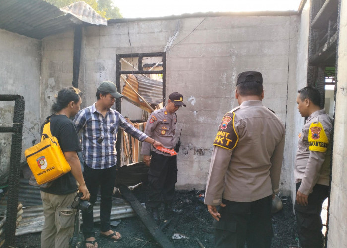 Rumah Terbakar Akibat Korsleting Listrik di Desa Brobot
