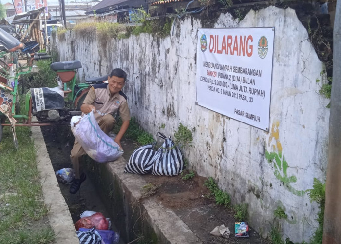 Banner Larangan Buang Sampah di Pasar Sumpiuh Banyumas Tak Digubris