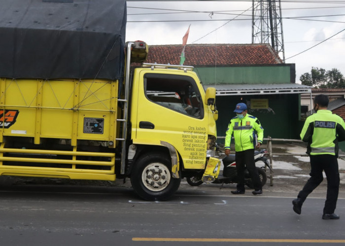 Adu Banteng Motor Vs Truck di Jalan Veteran Purwokerto, Pengendara Motor Kritis