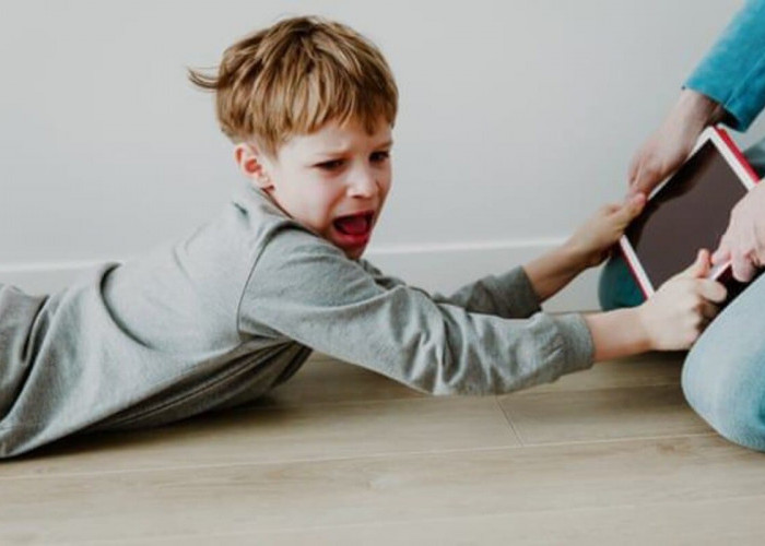 5 Alasan Pentingnya Peran Orang Tua Mengawasi Anak Menggunakan Gadget
