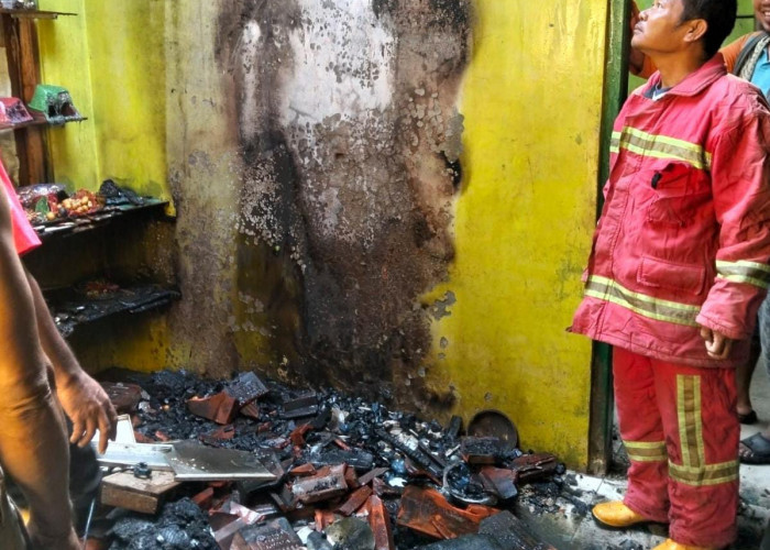 Diduga Korsleting Listrik, Dapur Rumah Milik Guru di Tinggarjaya Cilacap Dilalap Api
