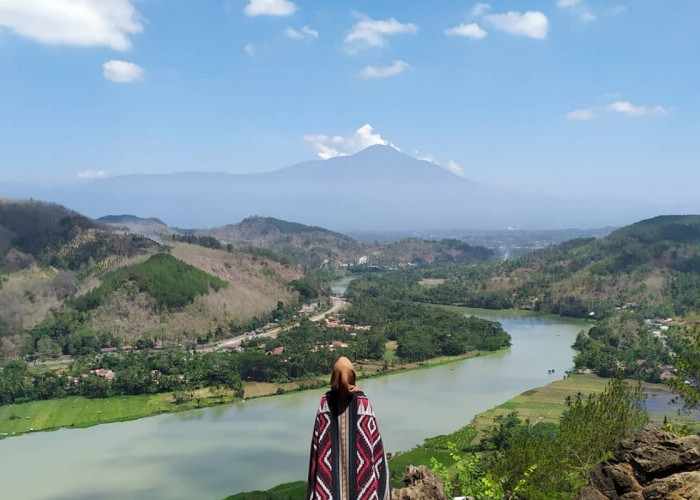 Bukit Watu Meja, Spot Terbaik Menikmati Keindahan Sungai Serayu dari Ketinggian