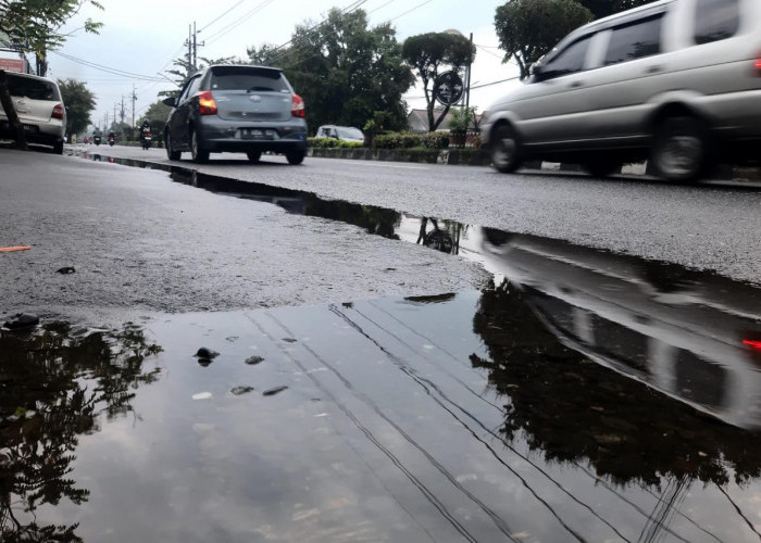 Banjir Luapan di Jalan Protokol Purwokerto Dikeluhkan Pengguna Jalan