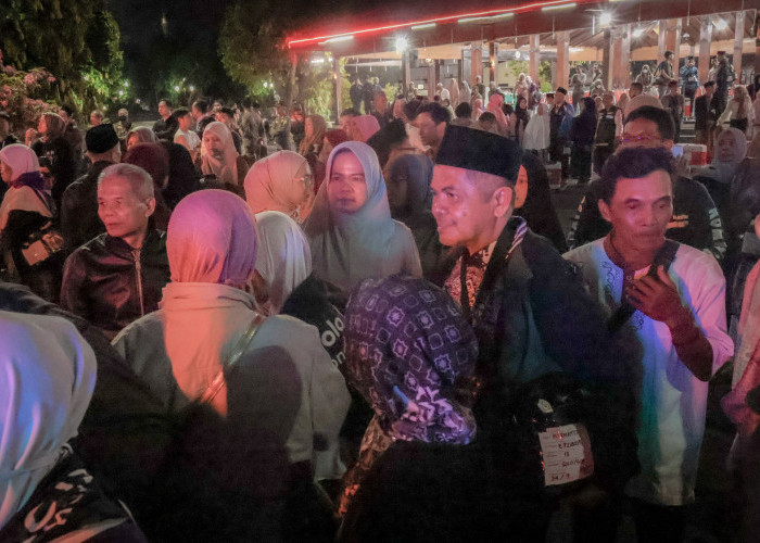 Keberangkatan Calon Haji Asal Banjarnegara Diiringi Tangis Haru Keluarga 