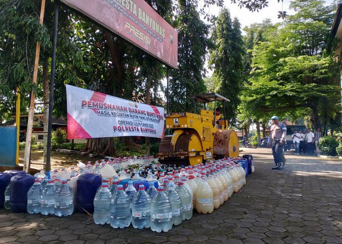 Jelang Nataru, Polresta Banyumas Gilas Ribuan Botol Miras Hasil Operasi