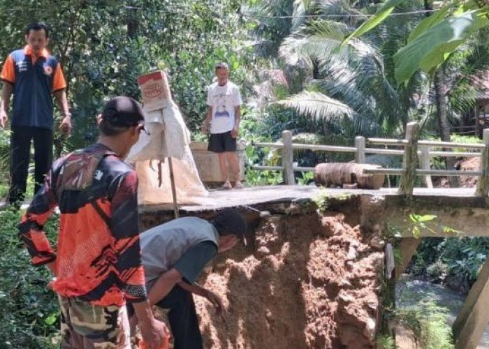 Longsor, Jembatan Desa Banjararjo Kebumen Terancam Putus