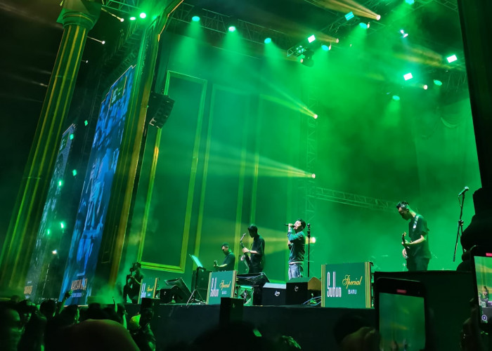 Diserbu Ribuan Penonton, Denny Caknan Bikin Alun-Alun Banjarnegara Bergoyang