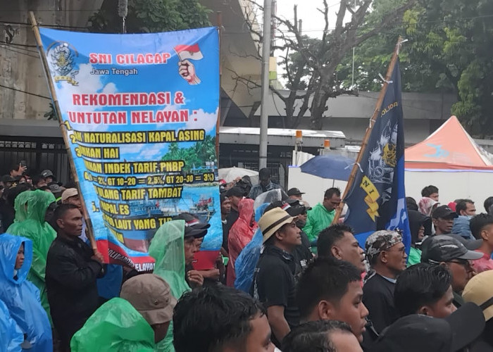 Ribuan Nelayan Cilacap Ikuti Aksi Damai di Kementerian KKP