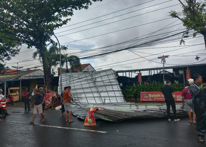 Cuaca Ekstrem, Atap Rumah Makan di Jalan Rinjani Cilacap Terbang Terhempas Angin Kencang