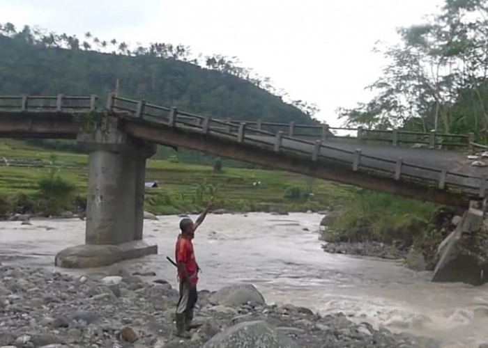 Jembatan Penghubung Banjarmangu dan Punggelan di Banjarnegara Ambruk, Warga Putar 20 Km 