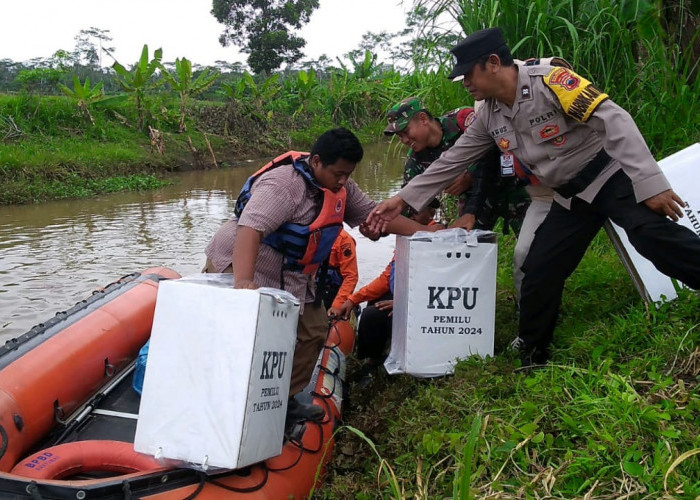 Banjir, Logistik Pilkada di Nusadadi Dievakuasi dengan Perahu Karet