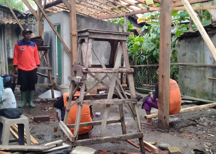 Assesment Rumah Terdampak Angin Kencang di Rawalo, BPBD Serahkan Bantuan Sembako