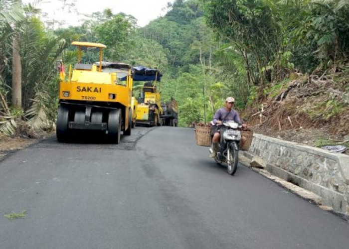 18 Kilometer Jalan Rusak Ruas Gripit–Kalibening Diperbaiki, Mobilitas Warga Makin Lancar