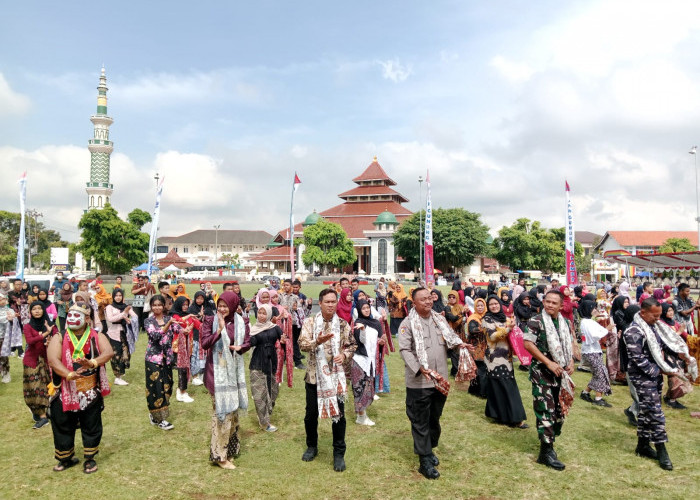 Hari Batik Nasional, Bupati Cilacap Turun ke Alun-Alun Menari Bersama Ratusan Pelajar
