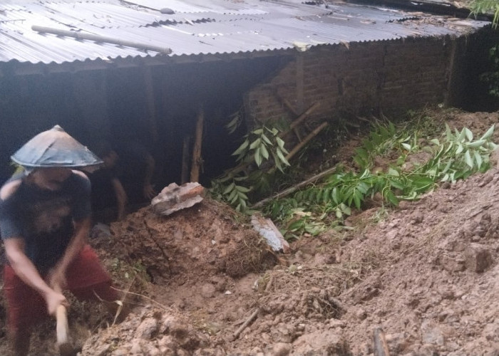 Tanah Longsor di Desa Banjaran Akibatkan Satu Rumah Warga Rusak